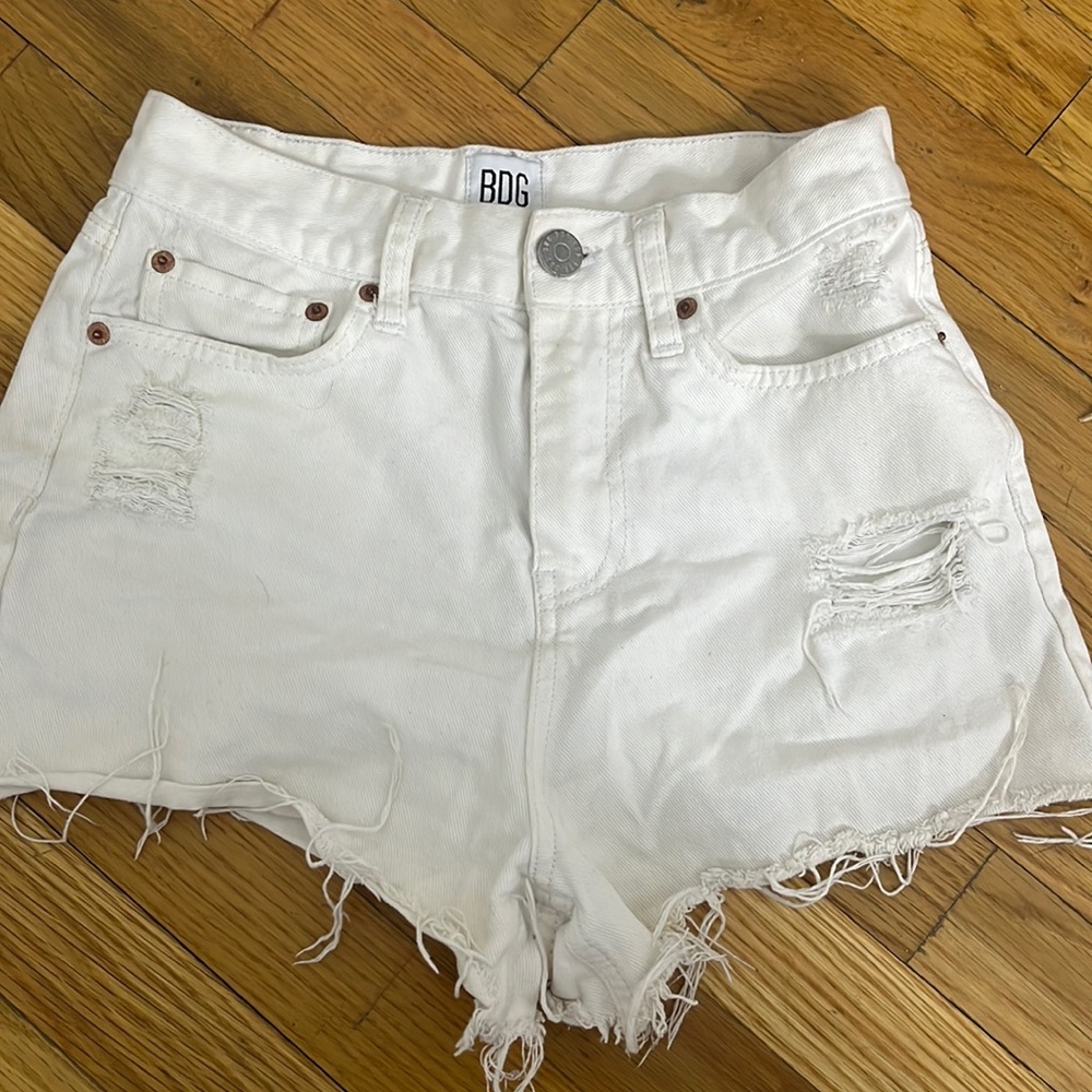 WHITE RIPPED JEAN SHORTS FROM BDG